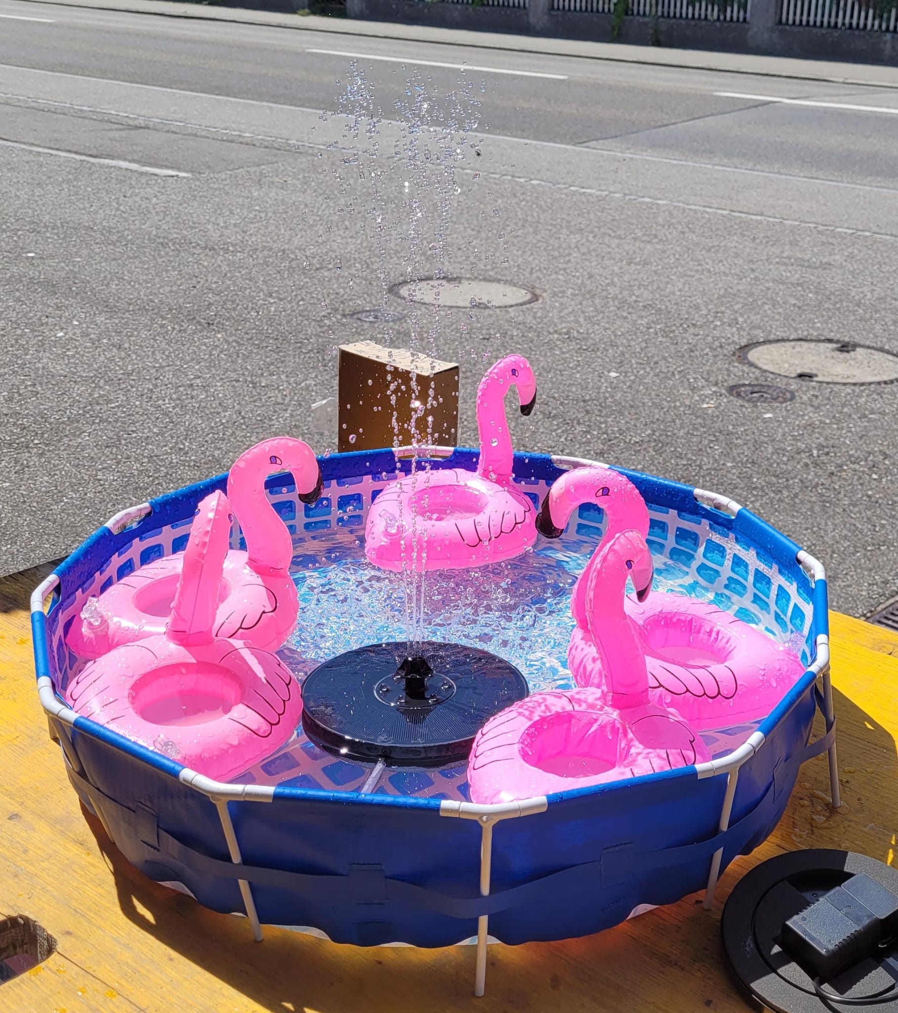 POOLTOOL Solarbrunnenpumpe, Vogelbadbrunnen, Schwimmender Brunnen für Pools mit 6 Sprühaufsätzen und Distanzhaltern!